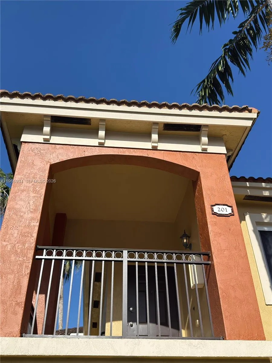 930 NE 34th Ave #201 Homestead, FL 33033