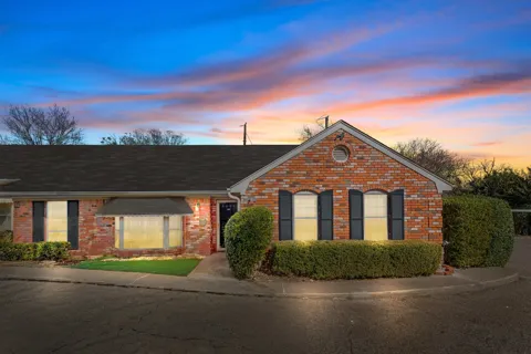 5224 Lake Shore