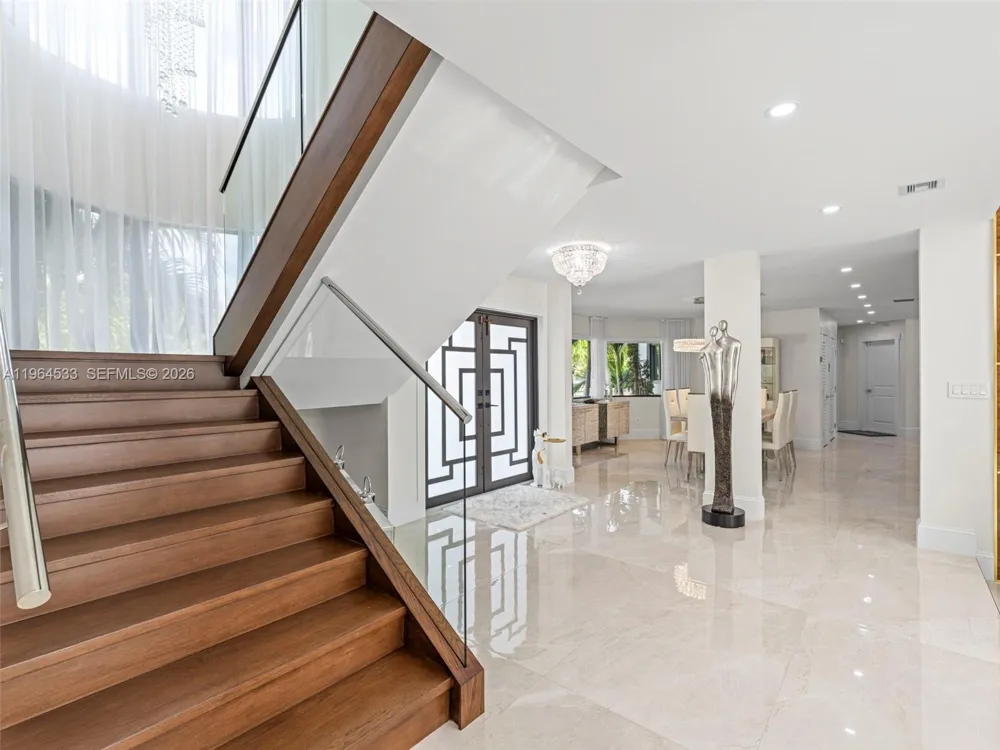6180 Pine Tree Dr Miami Beach, FL 33140