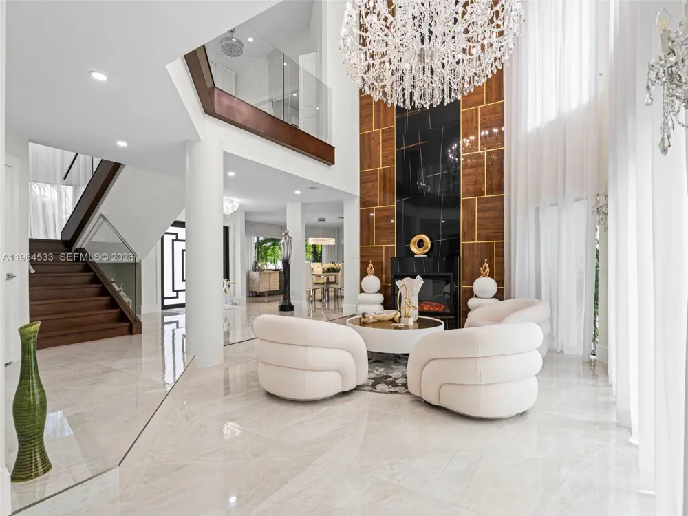 6180 Pine Tree Dr Miami Beach, FL 33140