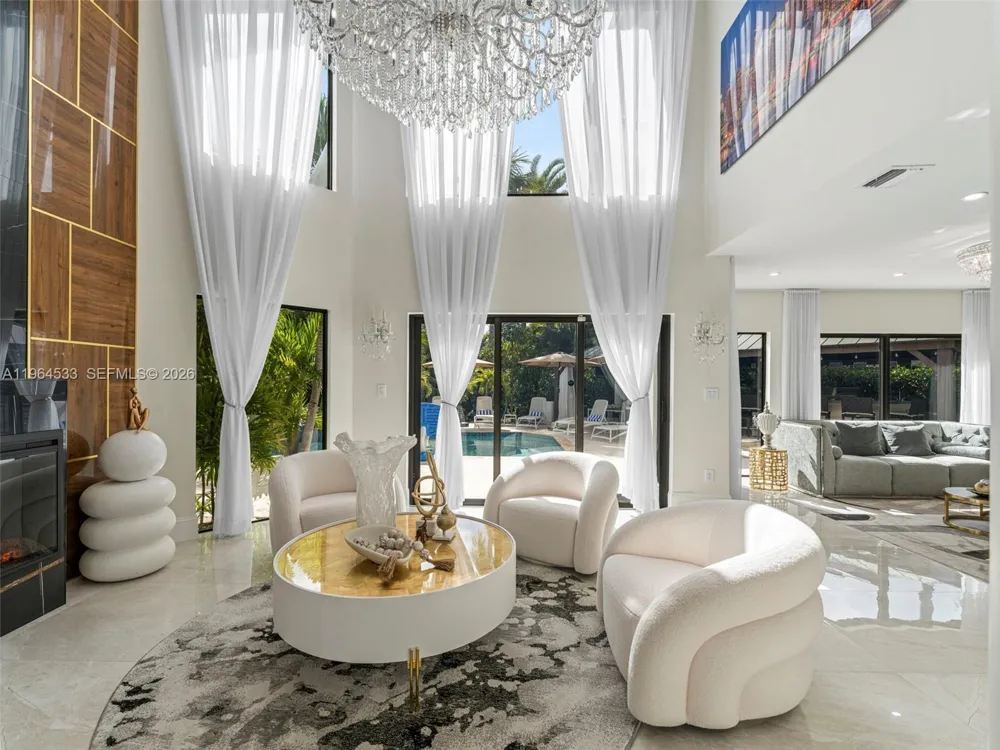 6180 Pine Tree Dr Miami Beach, FL 33140