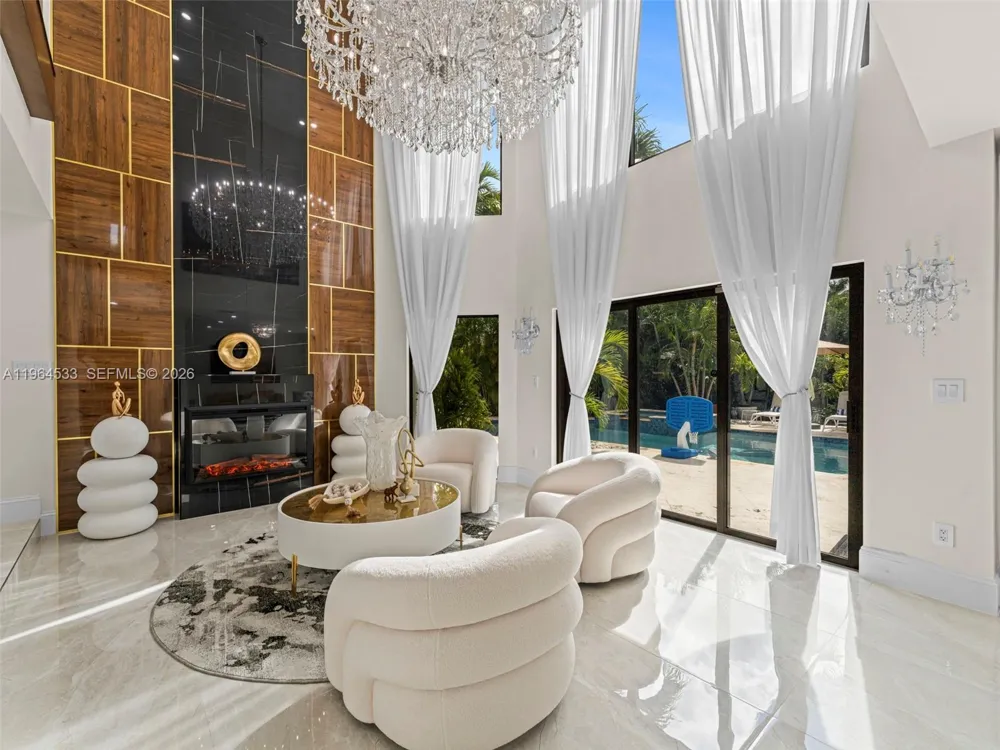 6180 Pine Tree Dr Miami Beach, FL 33140