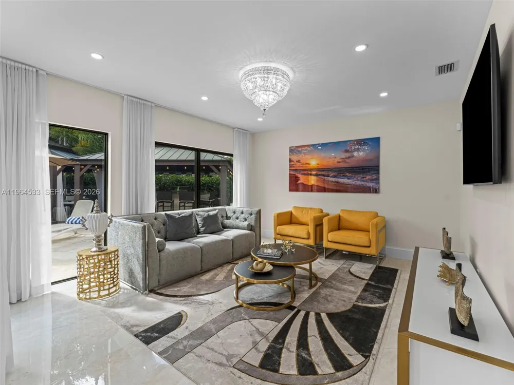 6180 Pine Tree Dr Miami Beach, FL 33140