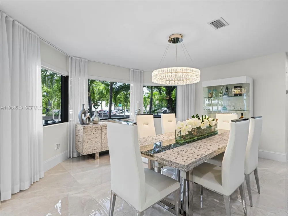 6180 Pine Tree Dr Miami Beach, FL 33140