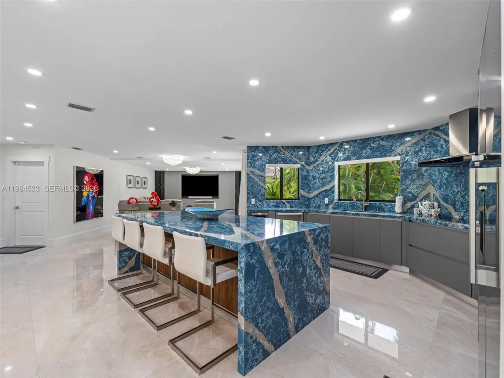 6180 Pine Tree Dr Miami Beach, FL 33140