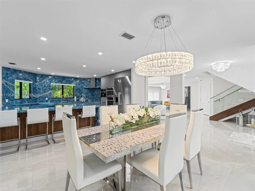 6180 Pine Tree Dr Miami Beach, FL 33140
