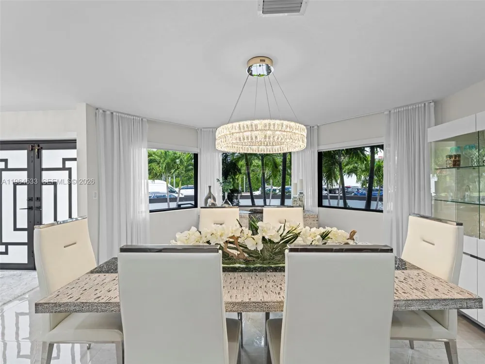 6180 Pine Tree Dr Miami Beach, FL 33140