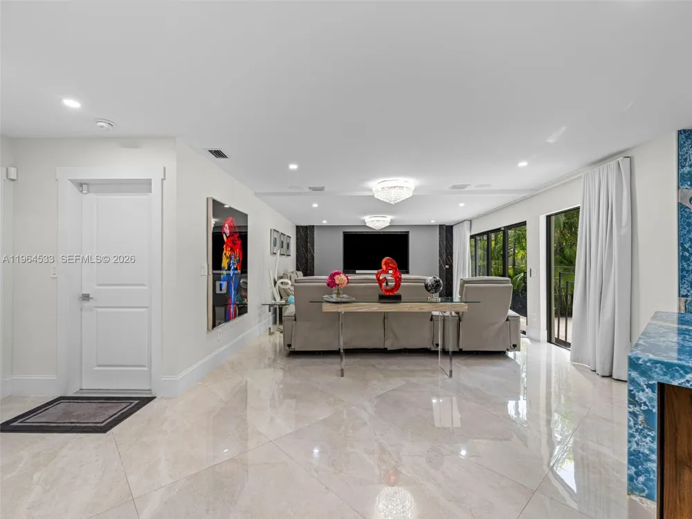 6180 Pine Tree Dr Miami Beach, FL 33140