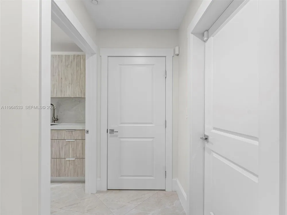 6180 Pine Tree Dr Miami Beach, FL 33140