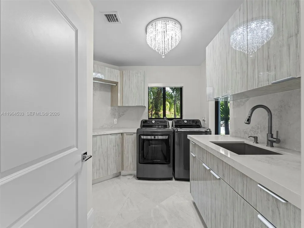 6180 Pine Tree Dr Miami Beach, FL 33140