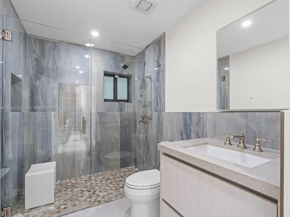 6180 Pine Tree Dr Miami Beach, FL 33140