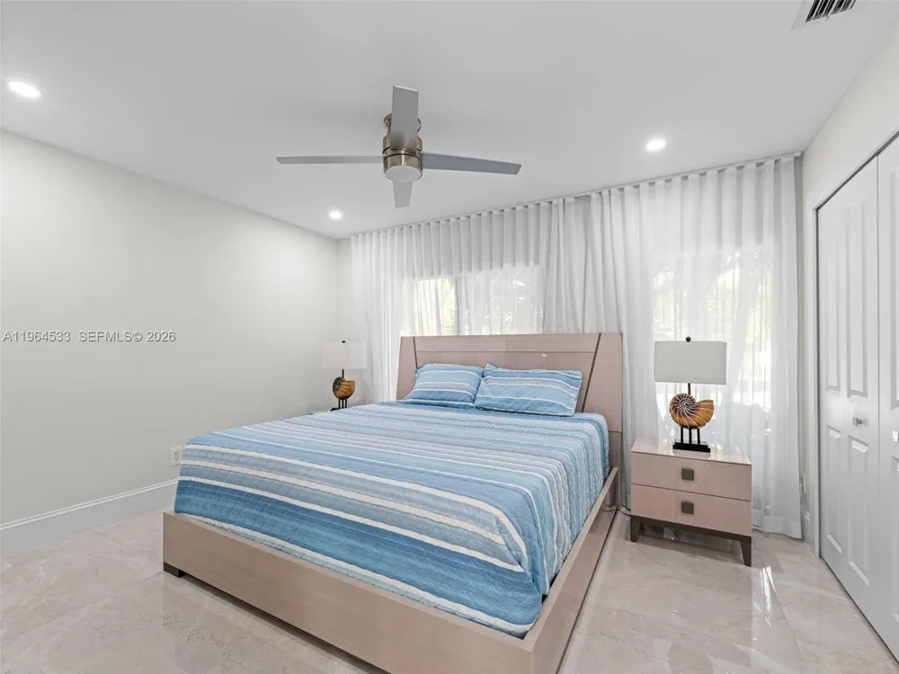 6180 Pine Tree Dr Miami Beach, FL 33140