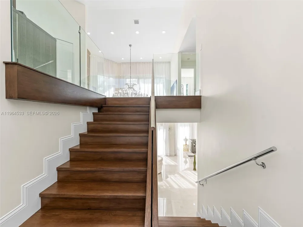 6180 Pine Tree Dr Miami Beach, FL 33140