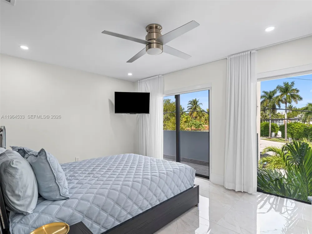 6180 Pine Tree Dr Miami Beach, FL 33140