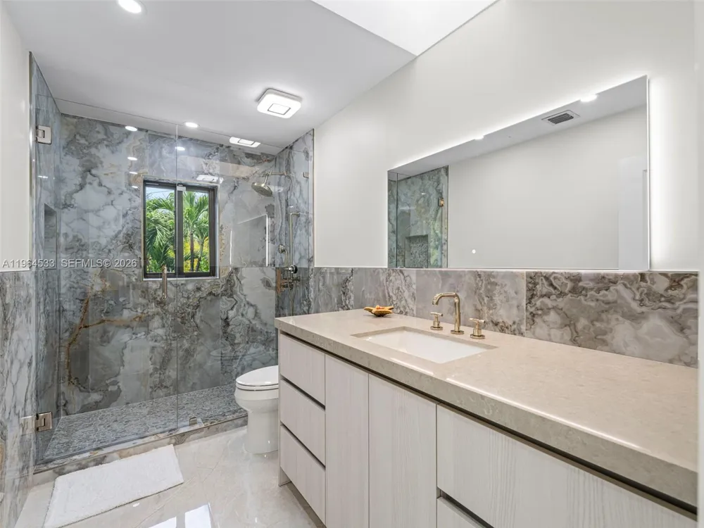 6180 Pine Tree Dr Miami Beach, FL 33140