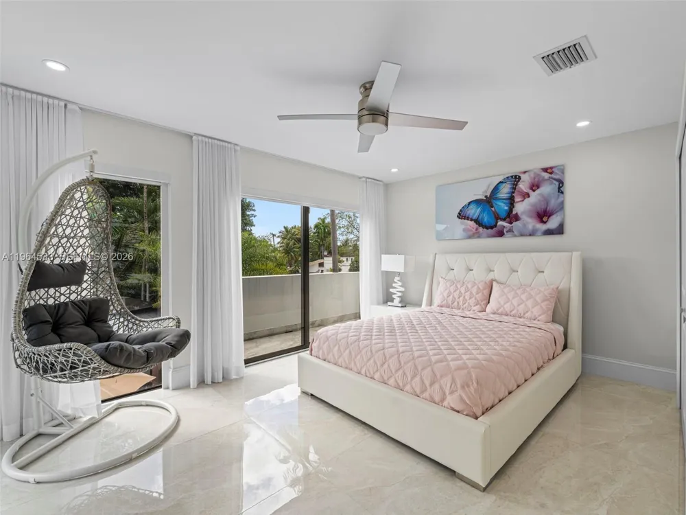6180 Pine Tree Dr Miami Beach, FL 33140