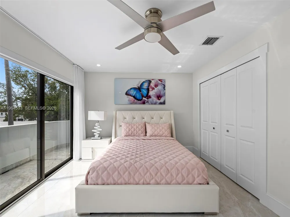 6180 Pine Tree Dr Miami Beach, FL 33140