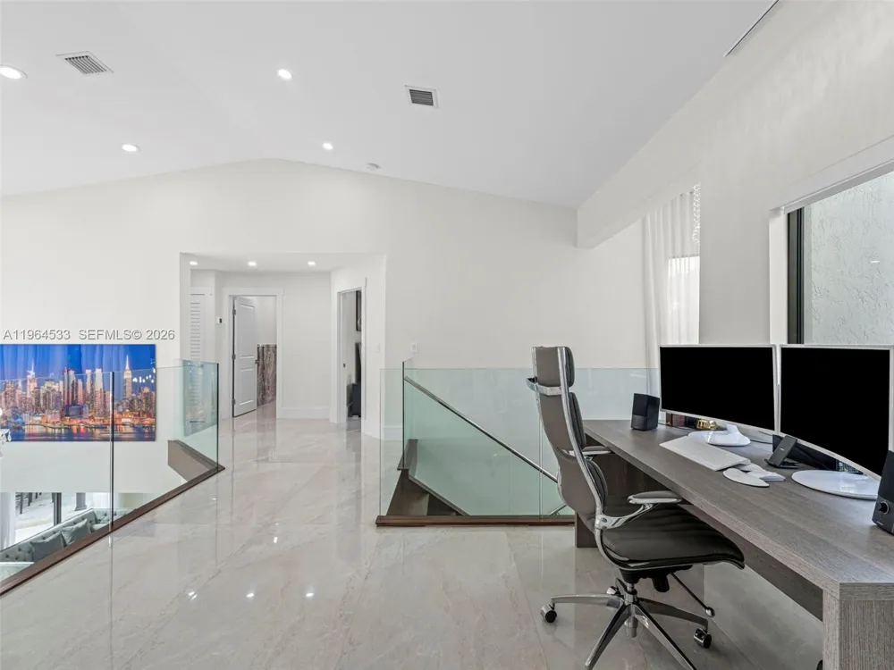 6180 Pine Tree Dr Miami Beach, FL 33140