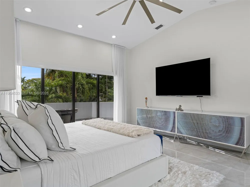 6180 Pine Tree Dr Miami Beach, FL 33140