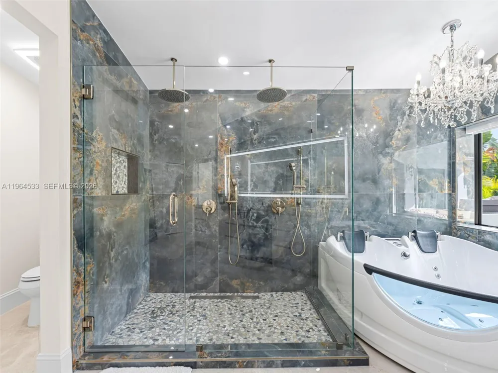 6180 Pine Tree Dr Miami Beach, FL 33140