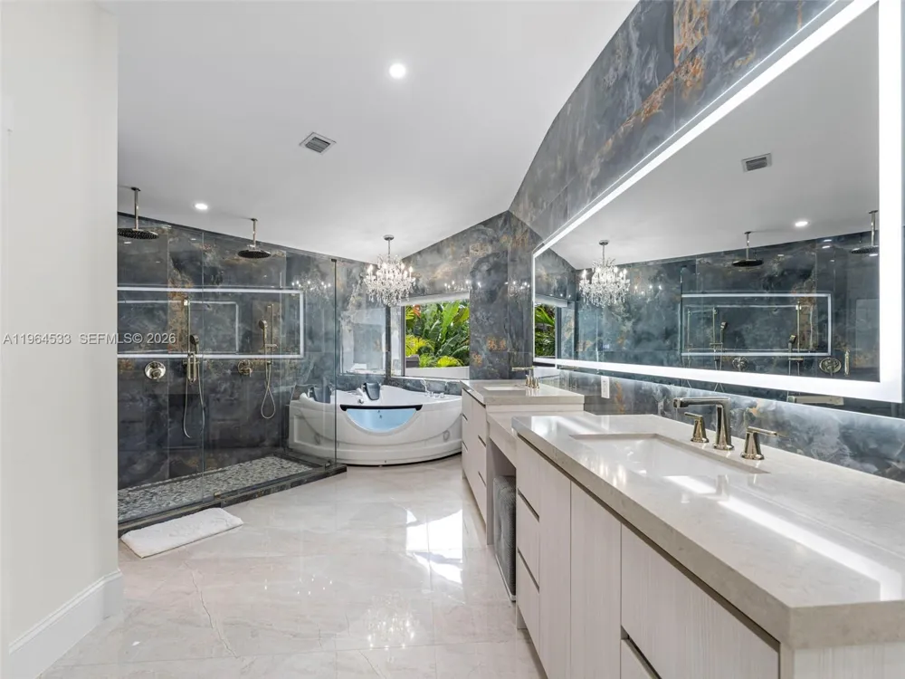 6180 Pine Tree Dr Miami Beach, FL 33140