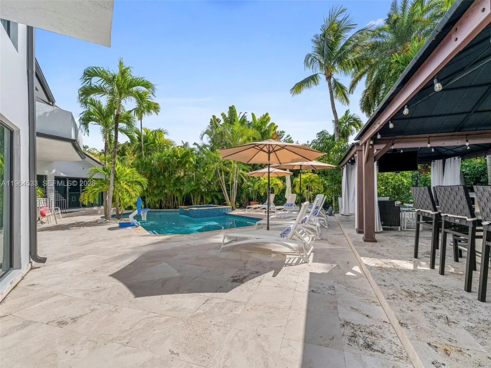 6180 Pine Tree Dr Miami Beach, FL 33140