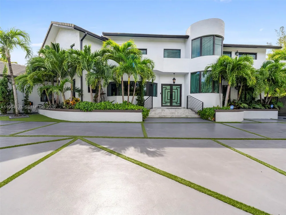 6180 Pine Tree Dr Miami Beach, FL 33140