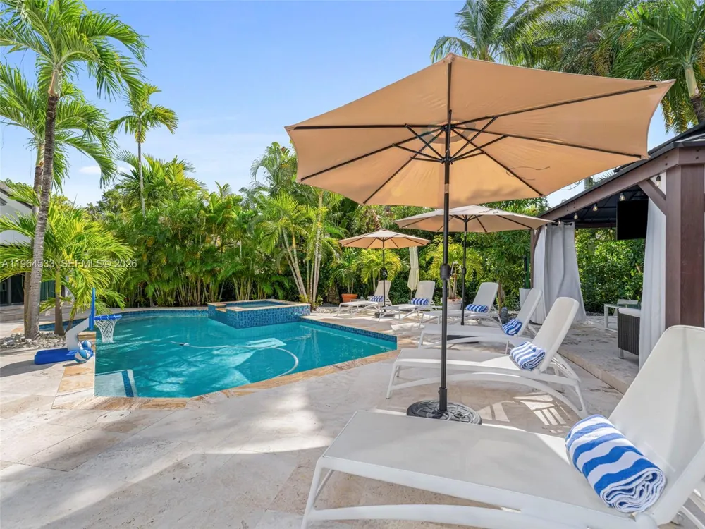 6180 Pine Tree Dr Miami Beach, FL 33140