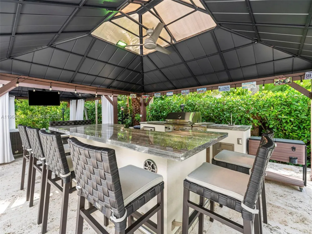 6180 Pine Tree Dr Miami Beach, FL 33140