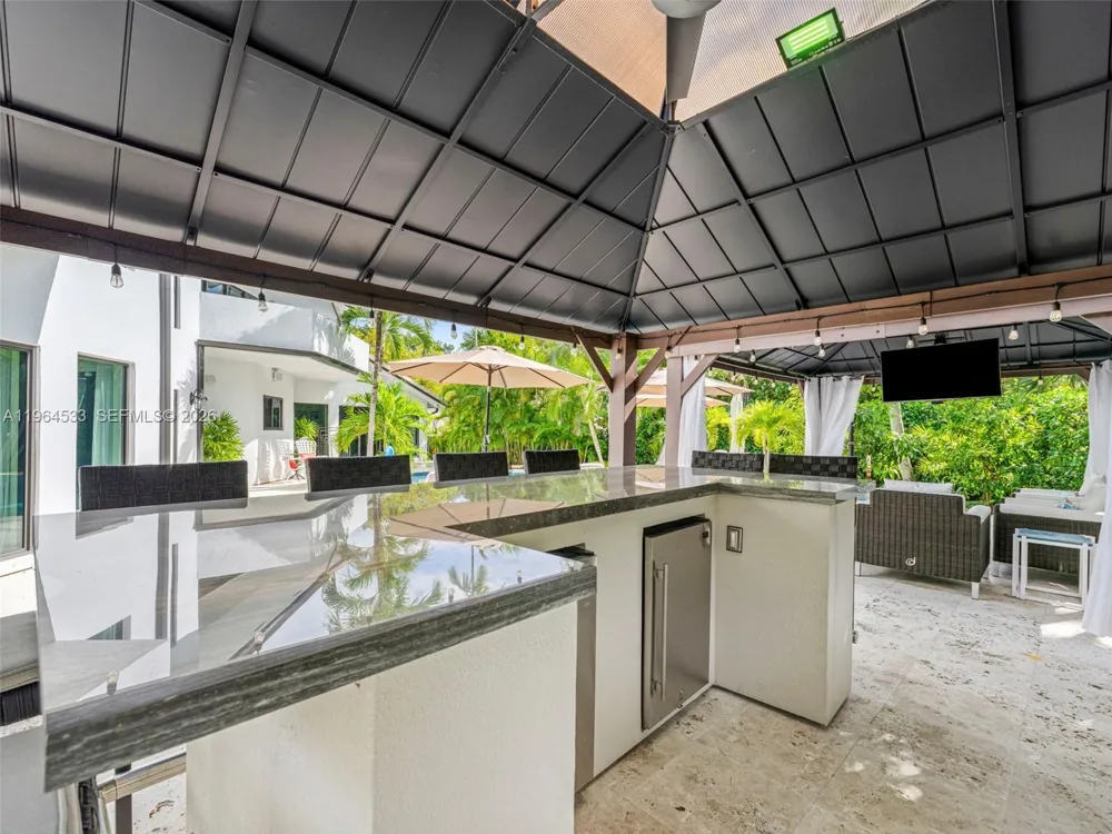 6180 Pine Tree Dr Miami Beach, FL 33140