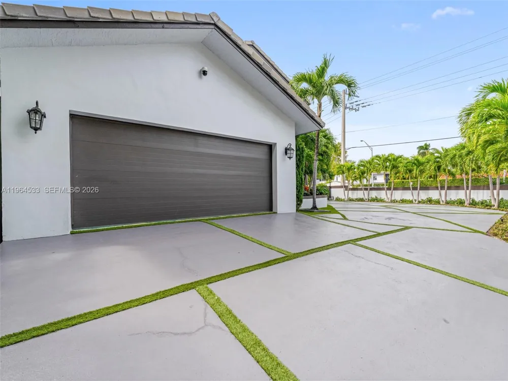 6180 Pine Tree Dr Miami Beach, FL 33140
