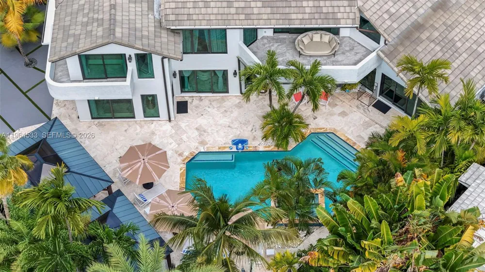 6180 Pine Tree Dr Miami Beach, FL 33140
