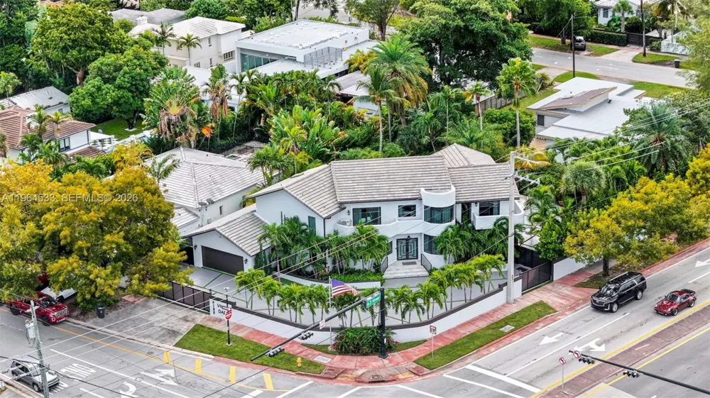 6180 Pine Tree Dr Miami Beach, FL 33140