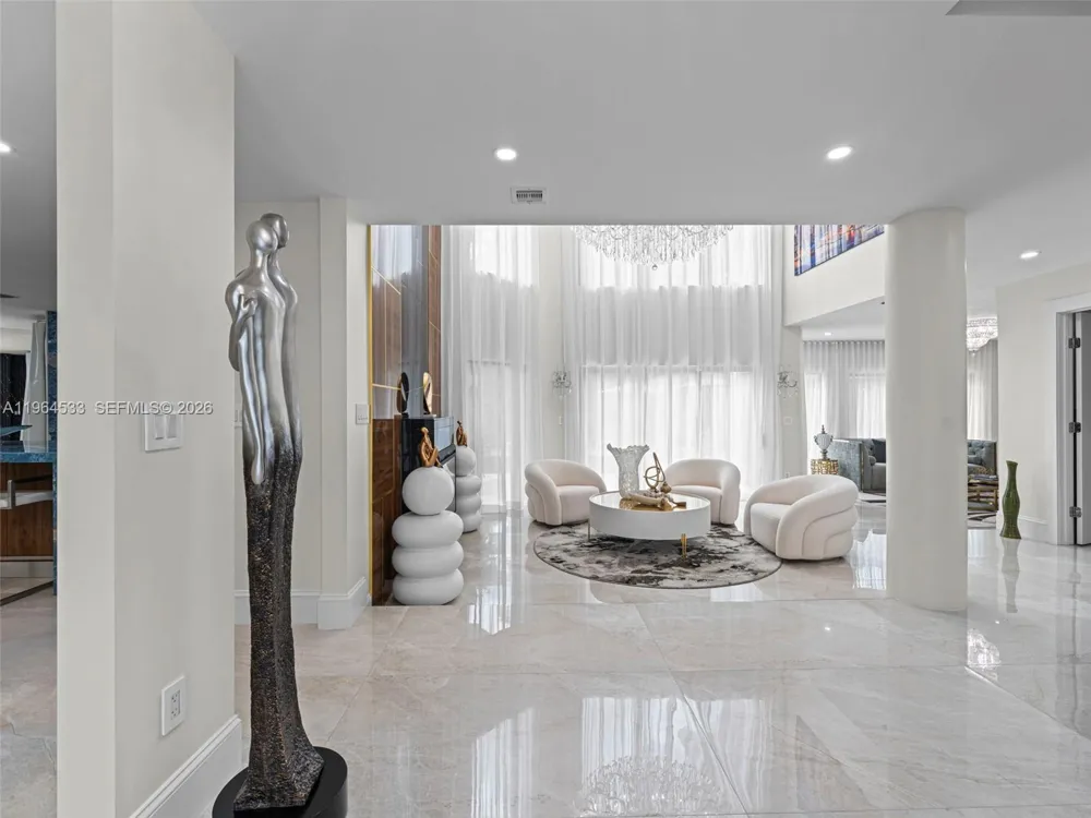 6180 Pine Tree Dr Miami Beach, FL 33140