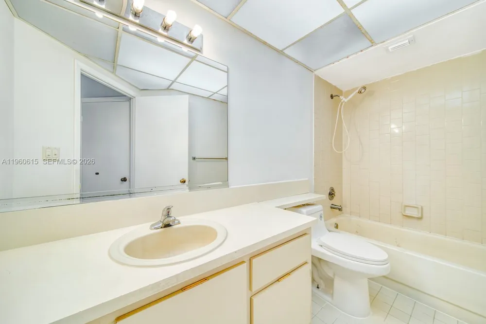 8290 Lake Dr #236 Doral, FL 33166