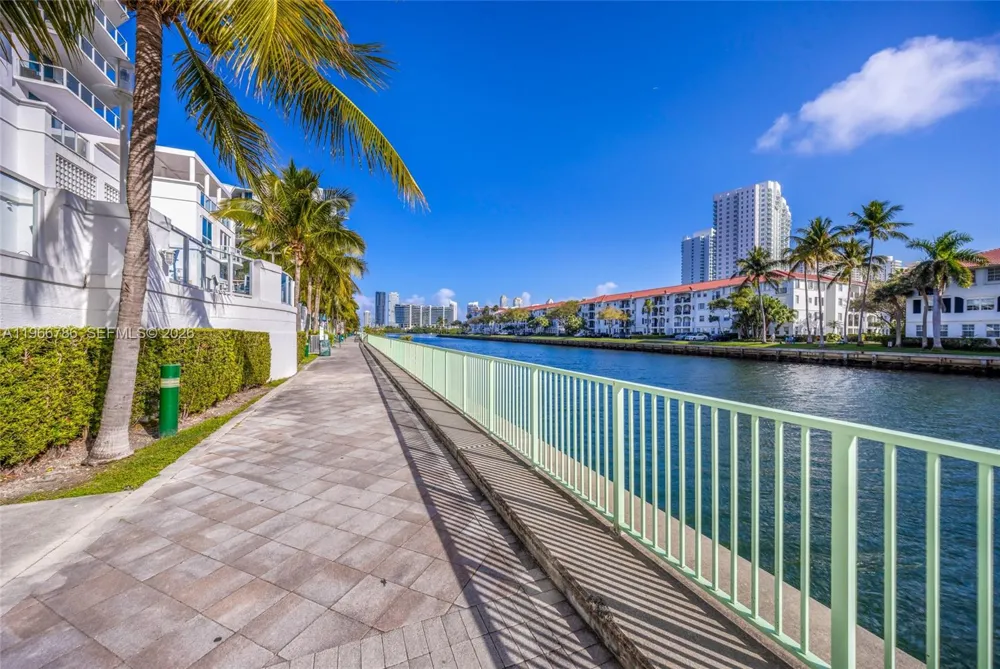 3030 NE 188th St #602 Aventura, FL 33180
