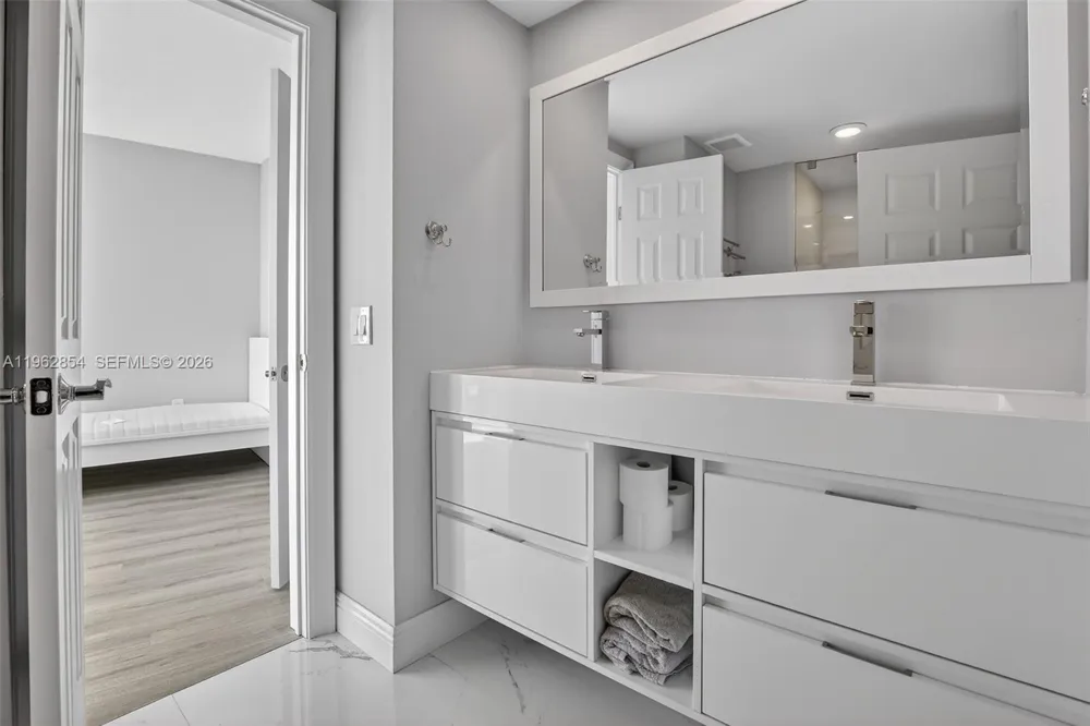 3370 Hidden Bay Dr #1501 Aventura, FL 33180