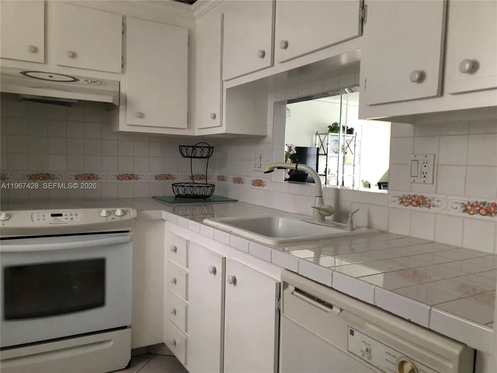4806 NW 36th St #607 Lauderdale Lakes, FL 33319