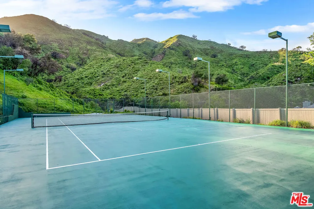 17606 Camino De Yatasto Pacific Palisades, CA 90272