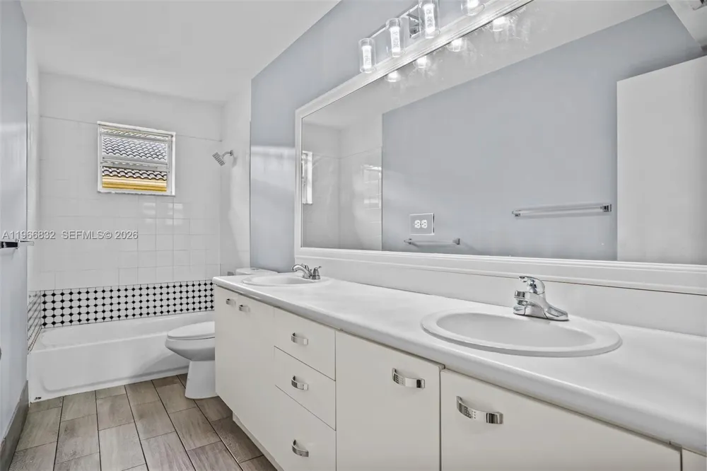 2167 Hacienda Ter Weston, FL 33327