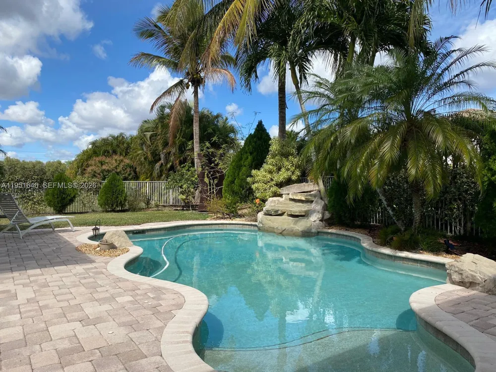 1905 Harbor View Cir Weston, FL 33327