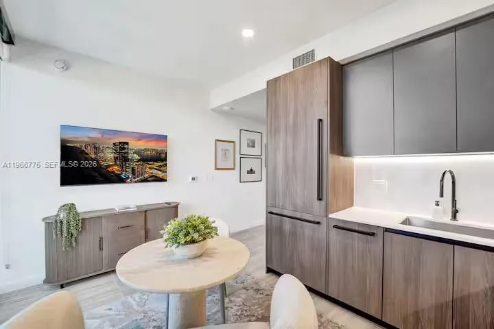 580 72nd St #705 Miami Beach, FL 33141