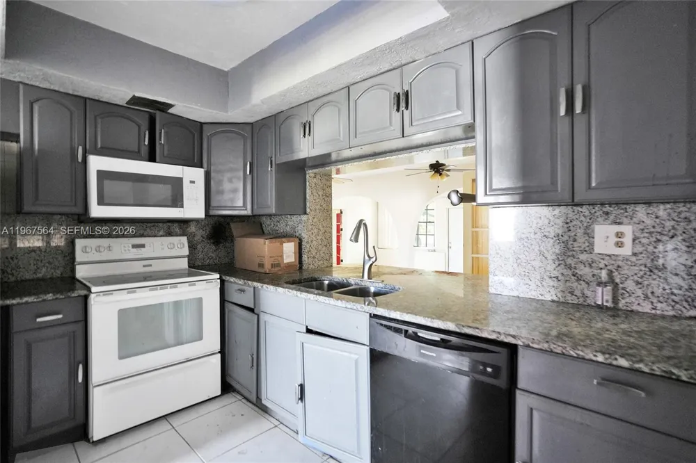 4966 NW 39th St Lauderdale Lakes, FL 33319