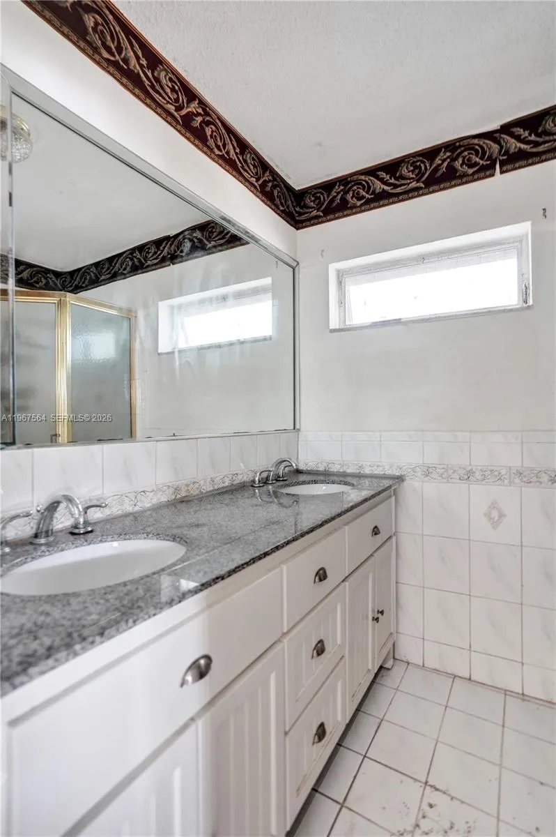 4966 NW 39th St Lauderdale Lakes, FL 33319