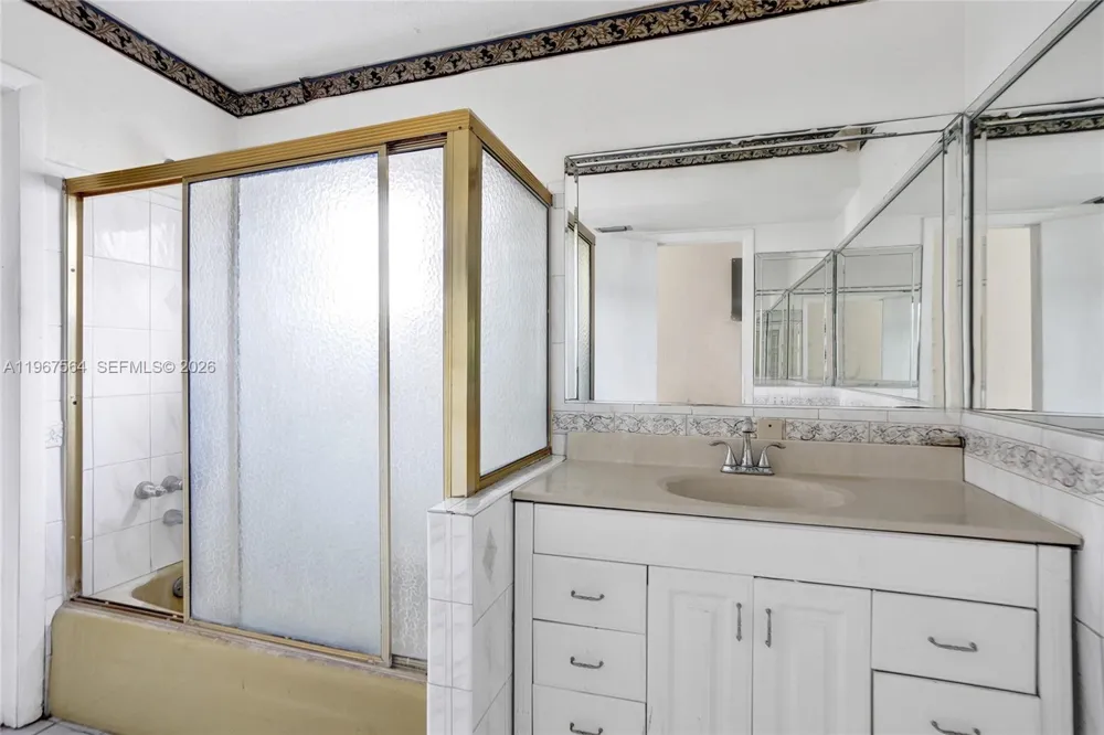 4966 NW 39th St Lauderdale Lakes, FL 33319