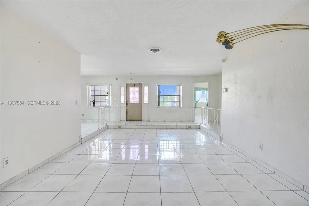 4966 NW 39th St Lauderdale Lakes, FL 33319