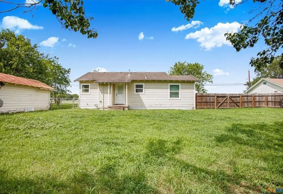 704 Maple St Yoakum, TX 77995