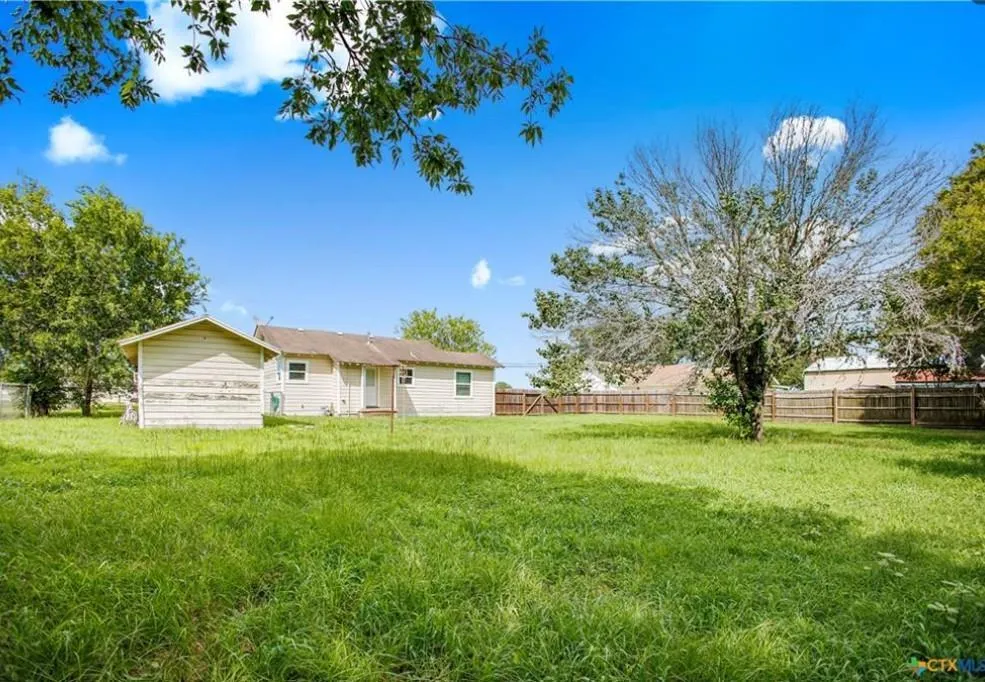 704 Maple St Yoakum, TX 77995