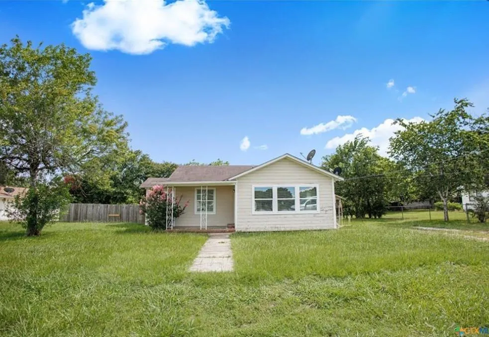 704 Maple St Yoakum, TX 77995
