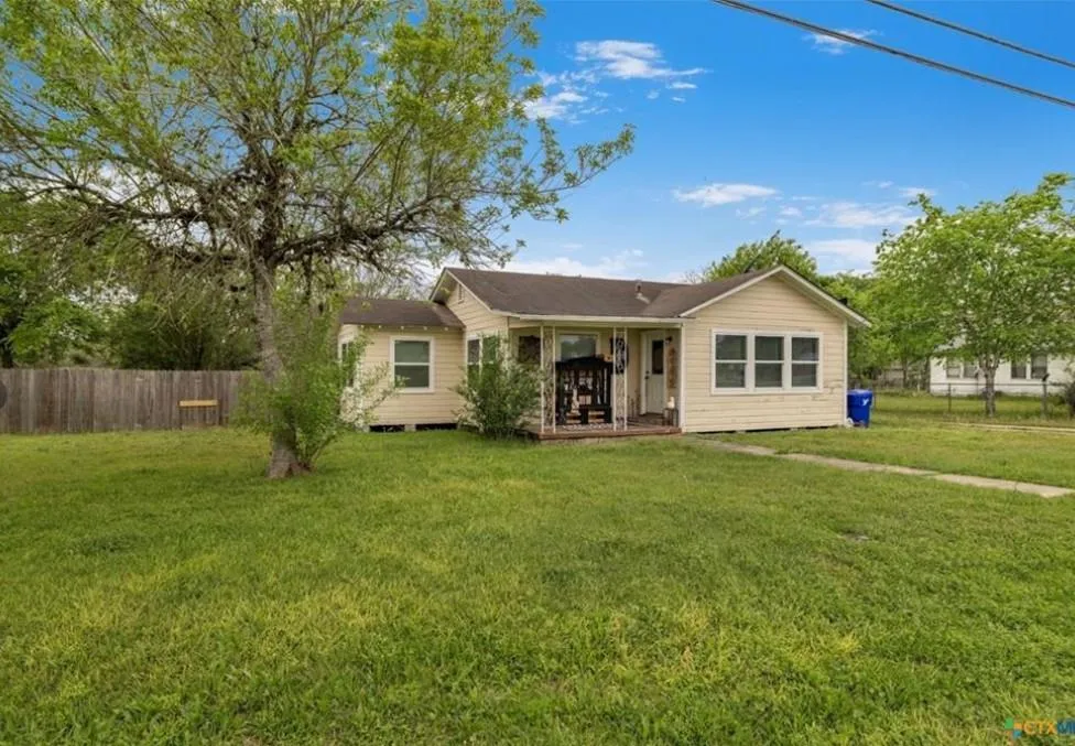 704 Maple St Yoakum, TX 77995